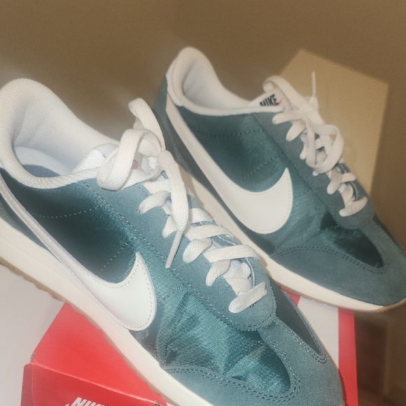 Nike Womens Dark Green and White Sneakers - Picture 4 of 7